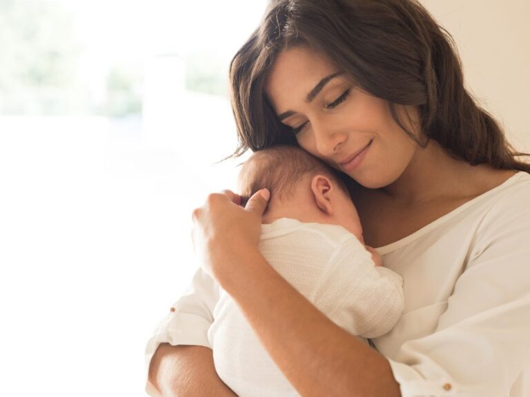 maman avec bébé calin